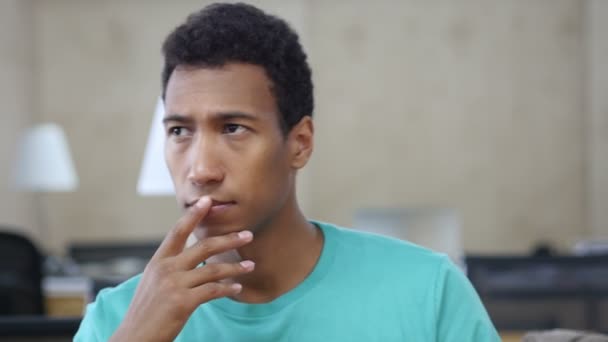 Pensando Pensive Black Young Man no escritório, Retrato — Vídeo de Stock
