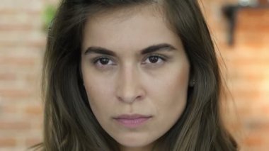 Gergin, stresli, güzel güzel kadın yüz yakın