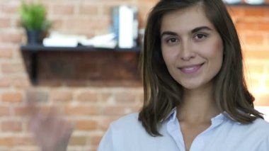 Tamam, Tamam, güzel genç kız tarafından memnuniyeti imzala