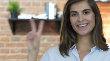 Zafer, güzel genç kız tarafından yeme işareti