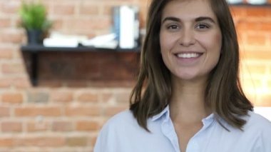 Gülümseyen, güzel kız gülen portre