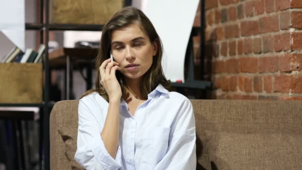 Biznesowe rozmowy na telefon przez dziewczyna — Wideo stockowe