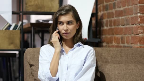 Mutlu kız telefon görüşmesi, Loft ofisinde oturan katılıyor — Stok video