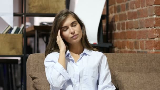 Kepala, Gadis Duduk di Sofa di Kantor Loft — Stok Video