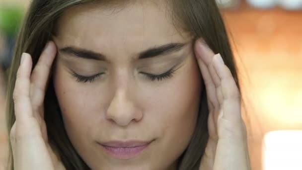 Mal di testa, Primo piano di bella bella faccia femminile — Video Stock