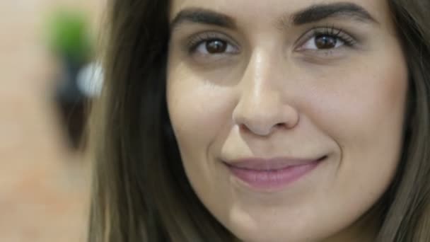 Подмигивающий глаз, крупным планом красивого лица прекрасной девушки — стоковое видео