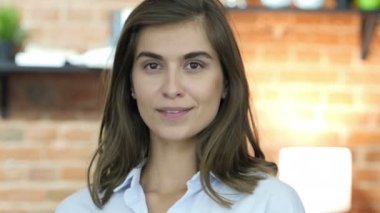 Güzel genç tasarımcı kız tarafından uçan öpücük