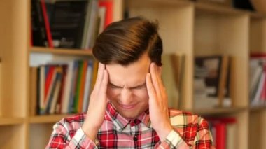 Hayal kırıklığına uğramış, depresif genç adam Üniversitesi