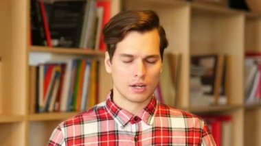 Üzgün, üzgün bir adam tepki sonra kaybı ve başarısızlık