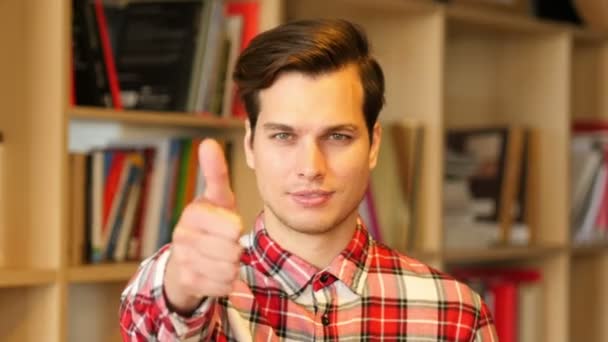 엄지손가락 실내 성공적인 젊은 사람에 의해 서명 — 비디오