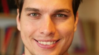 Yüzü gülen adam yakın çekim