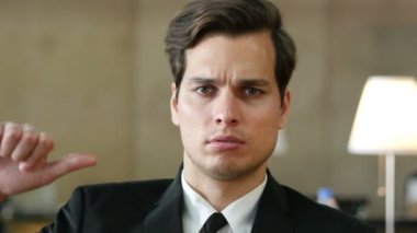 Başparmak aşağı sinirli, öfkeli işadamı Office tarafından