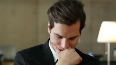 İşyerinde uyuyan adam
