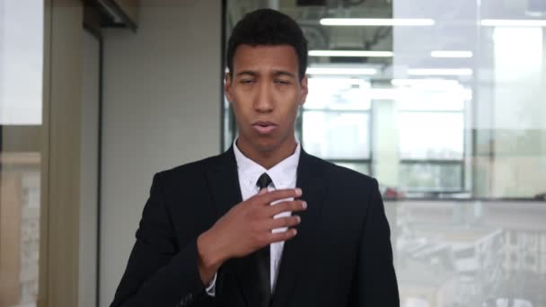 Вражений чорний бізнесмен в костюмі, здивований жест — стокове відео
