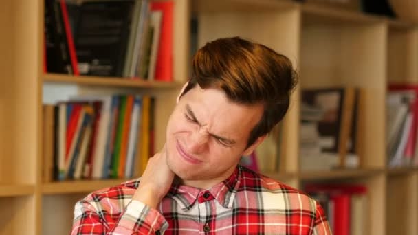 Nackenschmerzen, müder junger Mann, Studentenporträt — Stockvideo