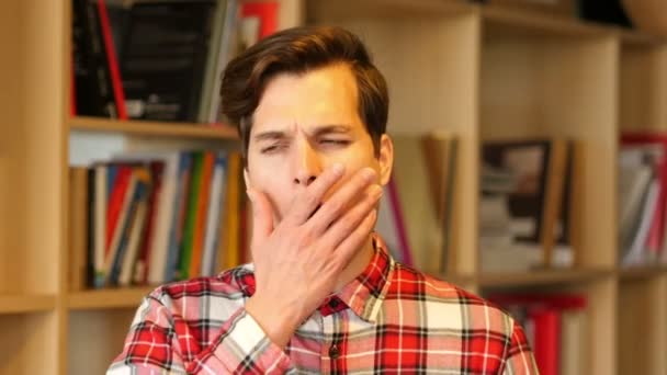 Zívající mladý muž, pracovní přetížení — Stock video