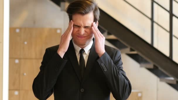 オフィス、頭痛の激しい若いビジネスマン — ストック動画