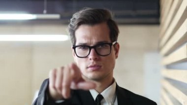 Kamera doğru parmağınızla işaret Buisnessman
