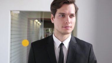 Office kabine çıkan Businesman yürüyüş