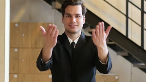 Inbjudande gest av ung Man i kostym — Stockvideo