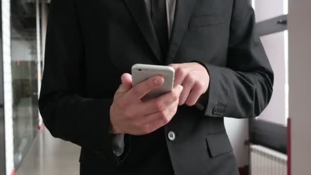 Homem andando e usando Smartphone no escritório, close-up — Vídeo de Stock