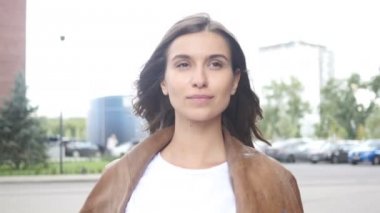 Yürüyen güzel genç kız, açık, açık görünüm