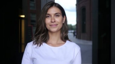 Mutlu güzel kadın tasarımcı tarafından yukarı başparmak