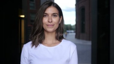 Ok işareti ile genç güzel kadın tasarımcı