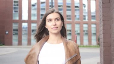 Güzel kadın, dış Loft Office, yavaş hareket yürüme