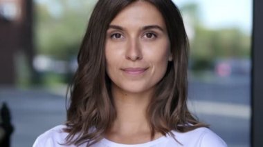 Gülümseyen genç kız portre