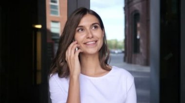 Güzel kız arkadaşı ile konuşurken telefon katılıyor