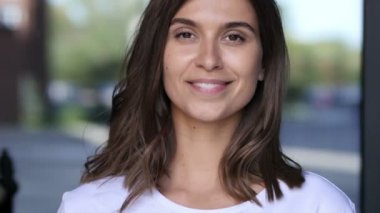 Başparmak yukarıya kadın, güzel kız portre tarafından