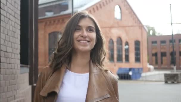 로프트 사무실 밖에 서 성공적인 아름 다운 소녀, 미소 산책 — 비디오