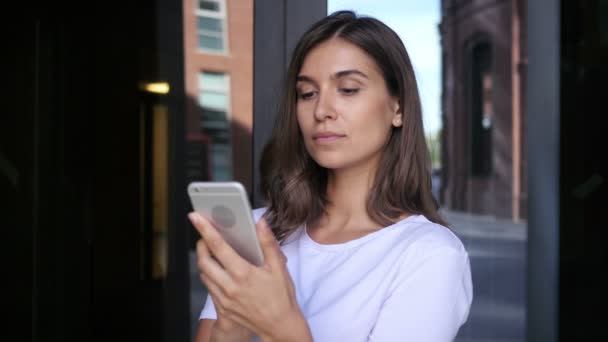 Vacker flicka surfar på Smartphone, med hjälp av telefonen — Stockvideo