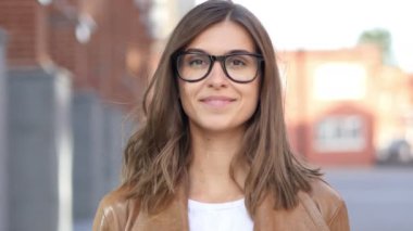 Başparmak yukarıya güzel kadın tasarımcı, Loft ofis portre tarafından