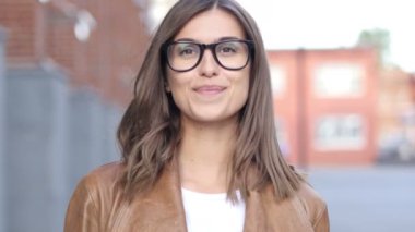 Gülümseyen başarılı kadın Tasarımcısı, Loft ofis portre