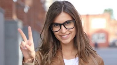 Başarılı kadın tasarımcı, Loft ofis portre zafer işareti