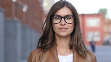 Tamam, dış Loft Office duran kadın Tasarımcısı tarafından Tamam jesti memnun