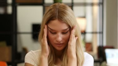 Depresyon, baş ağrısı kız