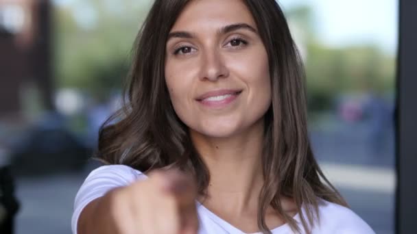 Chame-me Gesture por Feminino, Retrato Menina Bonita — Vídeo de Stock