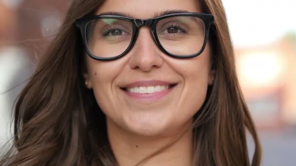 Nahaufnahme des lächelnden Mädchengesichts in Brille, im Freien — Stockvideo