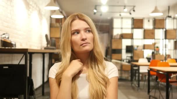 Tankeväckande, fundersam vackra flicka, tänkande, Brainstorming — Stockvideo