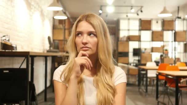 Ung flicka tänkande sitter på kontor — Stockvideo