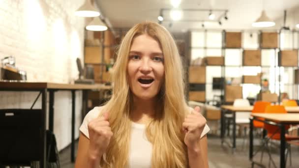 Успешная девушка взволнована и празднует победу — стоковое видео