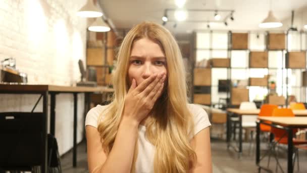 Έκθαμβος, σοκαρισμένος κορίτσι που κάθεται στο γραφείο — Αρχείο Βίντεο