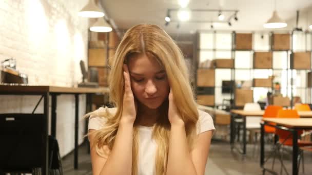 Huvudvärk, upprörd, frustrerad tjej — Stockvideo