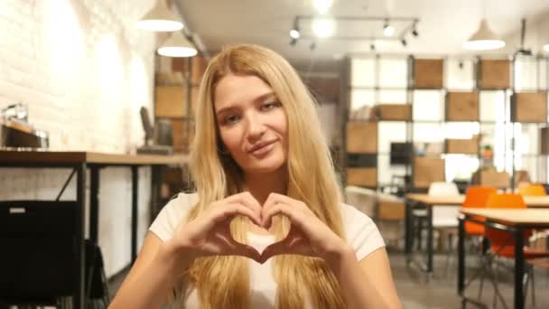 Дівчина показує серце зроблено руками — стокове відео