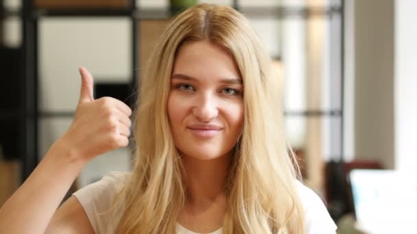 Thumb Up por Happy Beautiful Designer Feminino — Vídeo de Stock