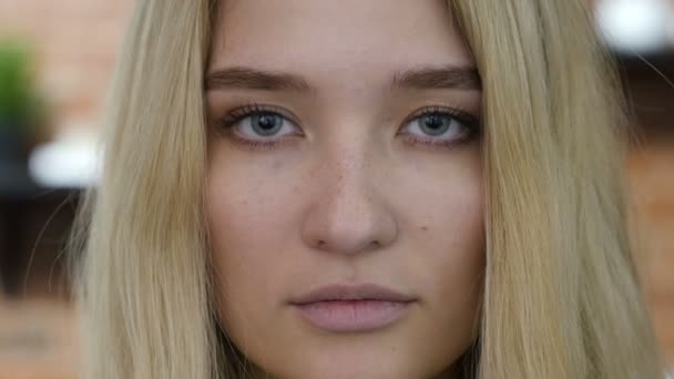 Közelről arc portré a lány, szőke — Stock videók