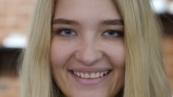 Close-up van gezicht portret van glimlachen Blond meisje — Stockvideo